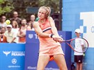 Karolína Muchová hraje bekhend ve finále domácího turnaje v Olomouci.
