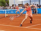 eská tenistka Karolína Muchová (v popedí) v obtíné pozici vrací míek na...