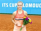 eská tenistka Karolína Muchová pózuje s trofejí pro poraenou finalistku...