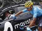Kolumbijec Nairo Quintana pebírá vodu v prbhu 15. etapy Tour de France.