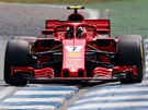 Fin Kimi Räikkönen ze stáje Ferrari uhání se svým vozem po okruhu Velké ceny...