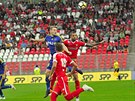 Momentka z druholigového utkání mezi fotbalisty Brna (v červeném) a Jihlavy