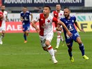 Michal Vepek z Olomouce (vpravo) stíhá Stanislava Tecla ze Slavie.