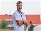Trenér Táborska Kamil Tobiá sleduje zápas svého týmu proti Hradci Králové.