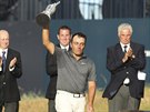 Italský golfista Francesco Molinari zvedá nad hlavu trofej pro vítze British...