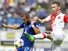 Martin Sladký z Olomouce (vlevo) a Jaromír Zmrhal ze Slavie bojují o mí.