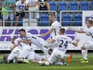 Fotbalisté Slovácka oslavují vstelený gól do sít Baníku Ostrava.
