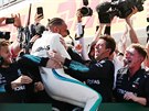 Lewis Hamilton si uívá vítzství v Maarsku.