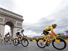 Britský jezdec Geraint Thomas (ve žlutém) projíždí jako vítěz Tour de France v...