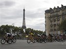 Cyklisté v závru projídli kolem Eiffelovy ve v Paíi u s jistým vítzem...