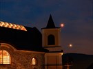 Úplné zatmní msíce nad kostelem v Neratov - Bartoovicích v Orlických horách...