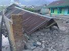 Zemtesení o síle 6,4 stupn dnes zasáhlo indonéský ostrov Lombok, leící...