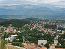 Pohled ze Sinje smrem k Dinárským horám a vrcholu Kamenica