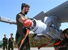 Zbrojíi pipravují letoun Gripen do boje s lesními poáry ve védsku