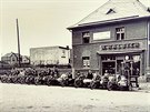 Historický snímek majitel motocykl se svými stroji.