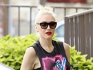 Gwen Stefani ráda nosí volná trika s obími prstihy místo rukáv. K nim je...