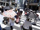 Obyvatelé Tokia se chrání před úporným sluncem. (20. července 2018)