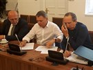 Poslanci Leo Luzar (KSM), Lubomír Zaorálek (SSD) a Václav Klaus mladí (ODS)...