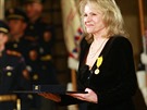 V roce 2009 dostala Eva Pilarov od prezidenta Vclava Klause Medaili Za...