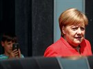 Německá kancléřka Angela Merkelová odchází z tradiční letní tiskové konference...