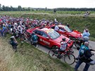 Stojící peloton bhem 16. etapy Tour de France.