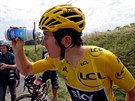 Geraint Thomas si vyplachuje oi poté, co jej zasáhl slzný plyn.