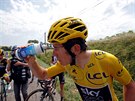 Geraint Thomas si vyplachuje oi poté, co jej zasáhl slzný plyn.