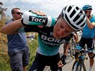 Cyklisté si vyplachují oi bhem 16. etapy Tour poté, co je zasáhl slzný plyn.