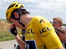 Geraint Thomas, lídr Tour si vyplachuje oi po zásahu slzným plynem.