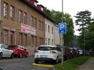 Ulice kolem nemocnice v Náchod se zmnily v parkovit pro zamstnance i...
