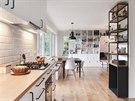Architekti pojali obývací pokoj s kuchyní jako jeden prostor.