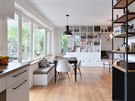 Architekti pojali obývací pokoj s kuchyní jako jeden prostor.