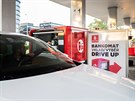 Drive-up bankomat Komerční banky na pražské čerpací stanici  Benzina v...
