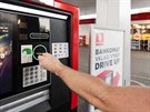 Drive-up bankomat Komerční banky na pražské čerpací stanici  Benzina v...