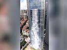 V ín pádá mohutný vodopád z mrakodrapu
