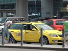 Za to, �e taxi s v�mi nebo pro v�s vjede na leti�t�, vy�aduje �idi� od...