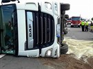 Na obchvatu Olomouce havaroval kamion, pevrácená souprava silnici doasn...