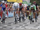 O KOLO. slovenský cyklista Peter Sagan (v zeleném) porazil ve finii 13. etapy...