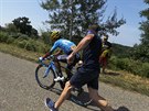 ZPÁTKY V SEDLE. Kolumbijský cyklista Nairo Quintana se rozjídí po pádu v 18....