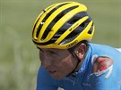 S KRVAVÝM RAMENEM. Kolumbijský cyklista Nairo Quintana si pi pádu v 18. etap...
