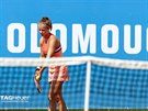 Karolína Muchová se chystá na servis na turnaji v Olomouci