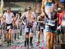 VEDRO. Závodníci na triatlonovém závodu Challenge Prague se oberstvují na...