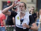 VEDRO. Závodníci na triatlonovém závodu Challenge Prague se oberstvují na...