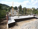 Most v Černé Hoře stále chybí. Auta  proto musí projíždět přes obec.
