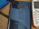HTC U12+ je se svým zadním prhledným krytem v souasné produkci vcelku...