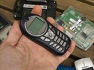 O trochu mladí ne Nokia je levná Motorola C115. Ta pochází z roku 2004 a i...