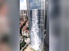 Firma okrasný vodopád drí zkrátka, stometrovou fontánu spoutí jen pi...
