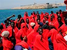 Migranti se nalodili na záchranný člun ve španělské Tarifě.