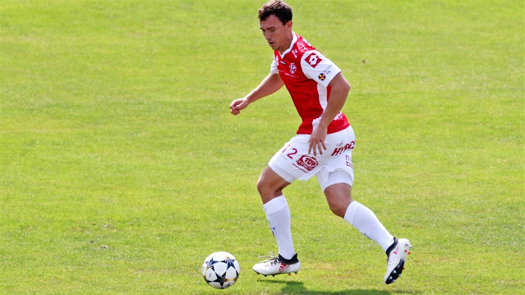 Jakub Klíma z Pardubic vede míč v utkání s Vítkovicemi.