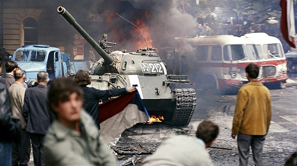 Ho�ící sov�tský tank p�ed budovou �eskoslovenského rozhlasu na Vinohradské...